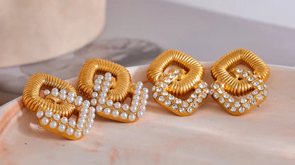 The Tsagué Earring | 18K Gold Interlocked Pearl Stud Earrings | Elegant Imitation Pearl Jewelry | Minimalist Studs | The OÓ Jewels